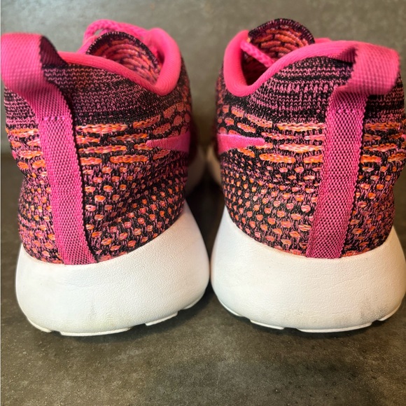 Nike Rosherun Flyknit Vivid Pink And Black Size Women’s 9 Running Shoes - Picture 5 of 14